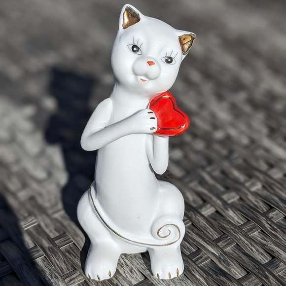 Ceramic Cat with Heart - Picture 1 of 12